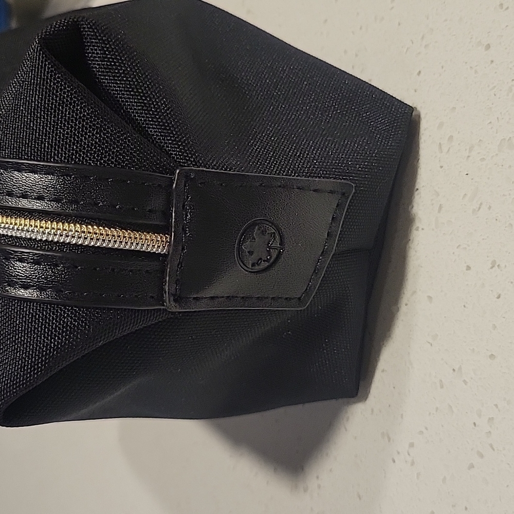 Want Les Essentials Air Canada Makeup Bag - Picture 4 of 6
